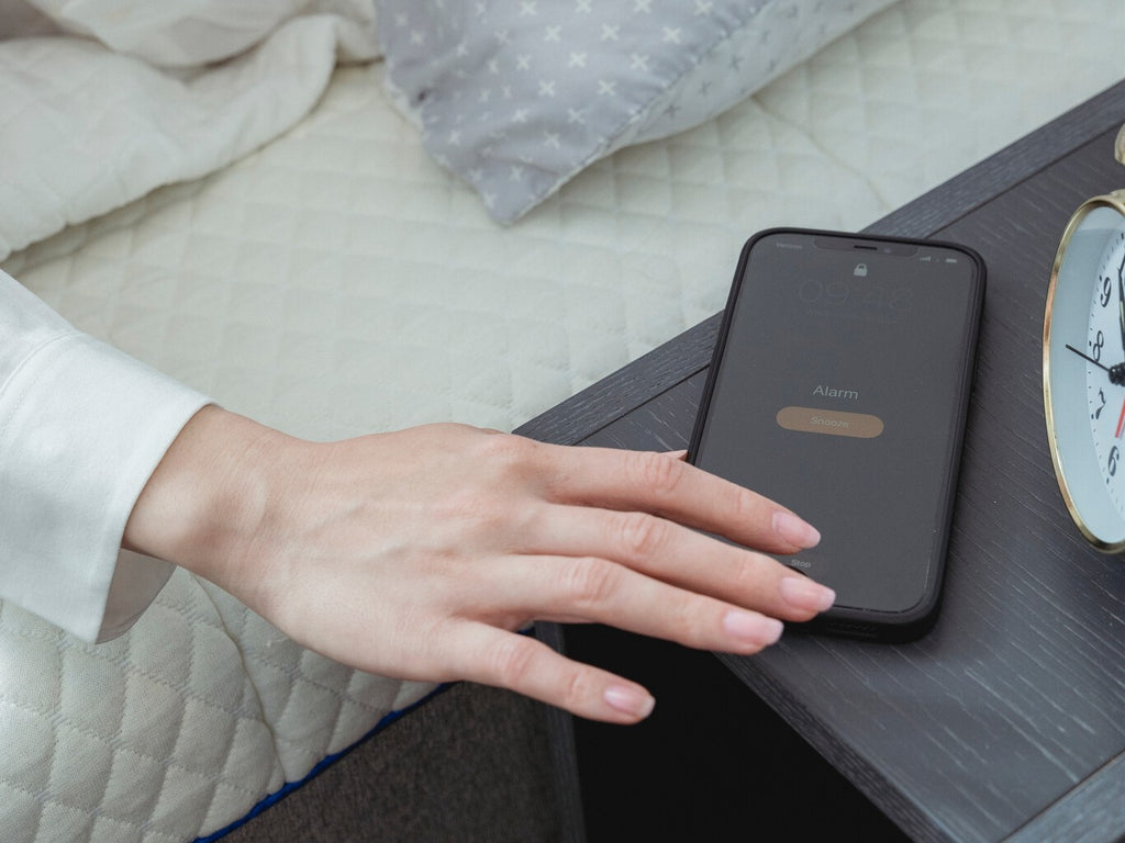 La ciencia afirma que dormir “cinco minutos más” tras el despertador es una pésima idea. Podemos evitarlo fácilmente con nuestro iPhone